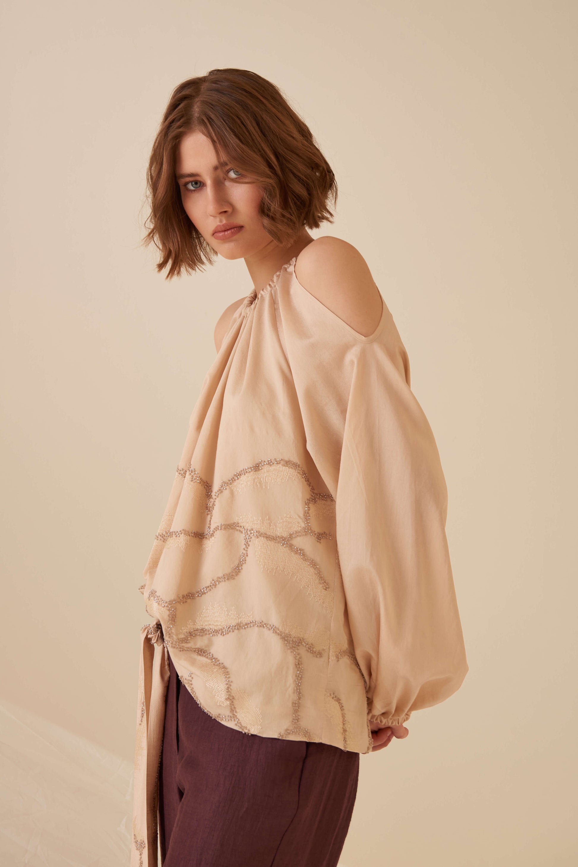 Blusa con spalle cut-out