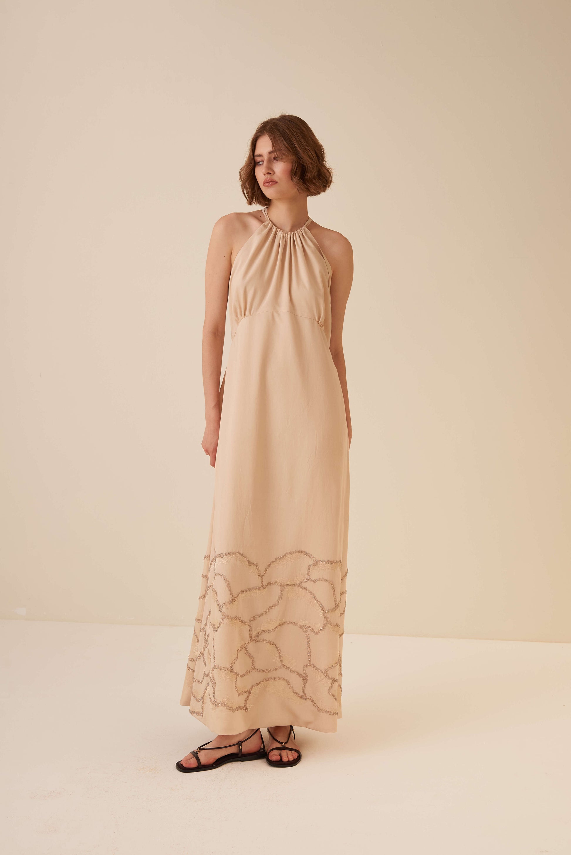 Abito lungo all'americana con ricami piazzati