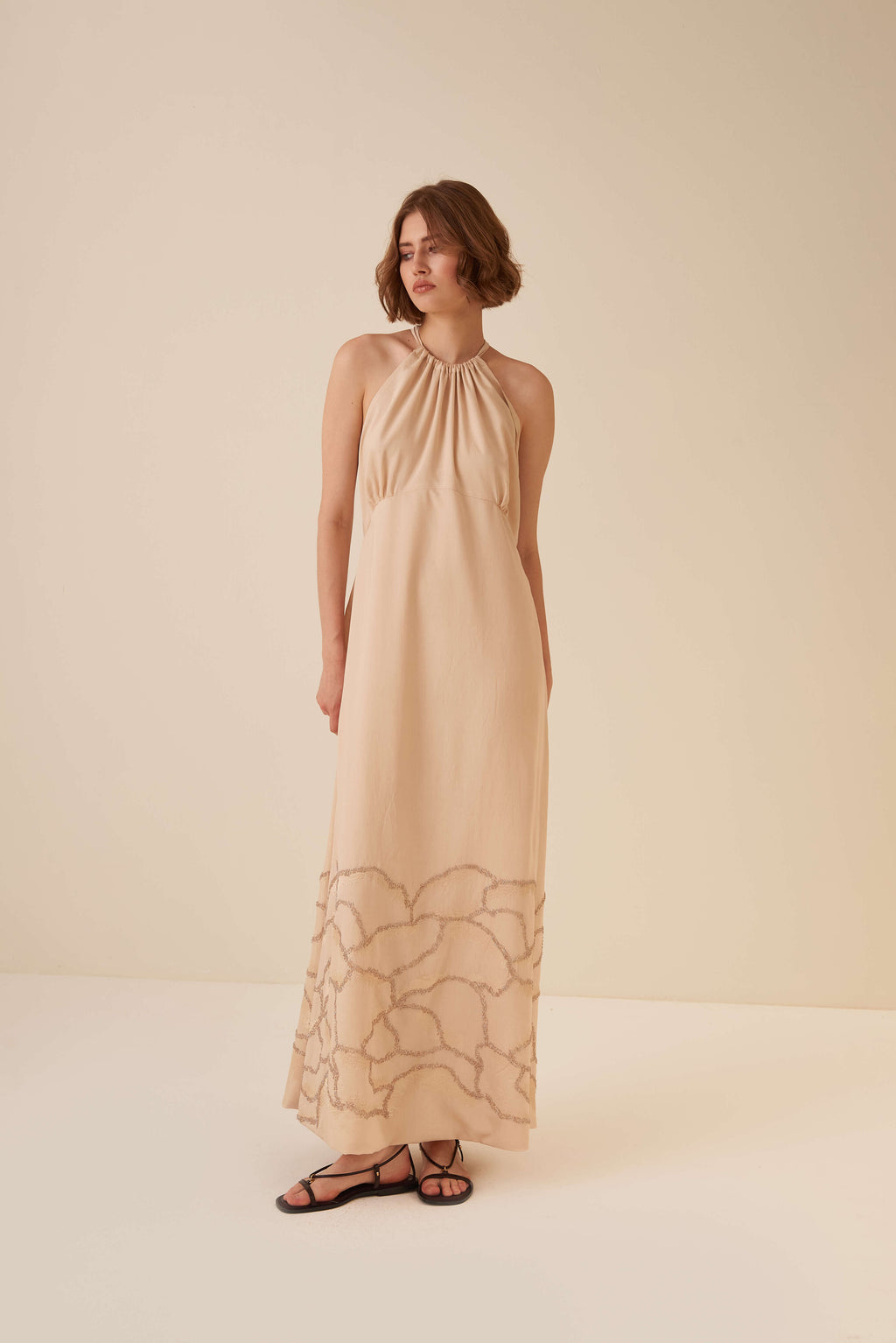 Abito lungo all'americana con ricami piazzati