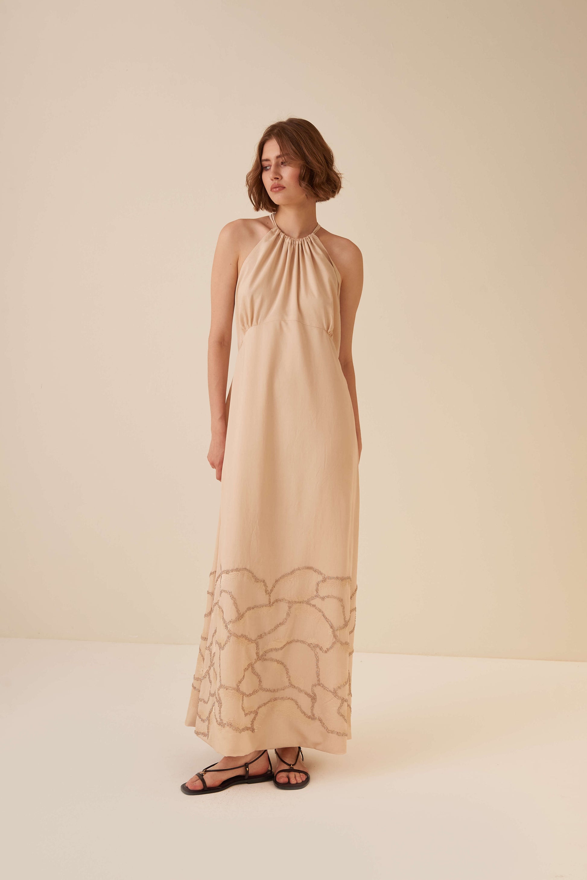 Abito lungo all'americana con ricami piazzati