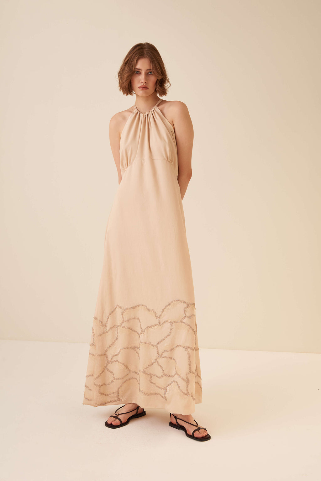 Abito lungo all'americana con ricami piazzati