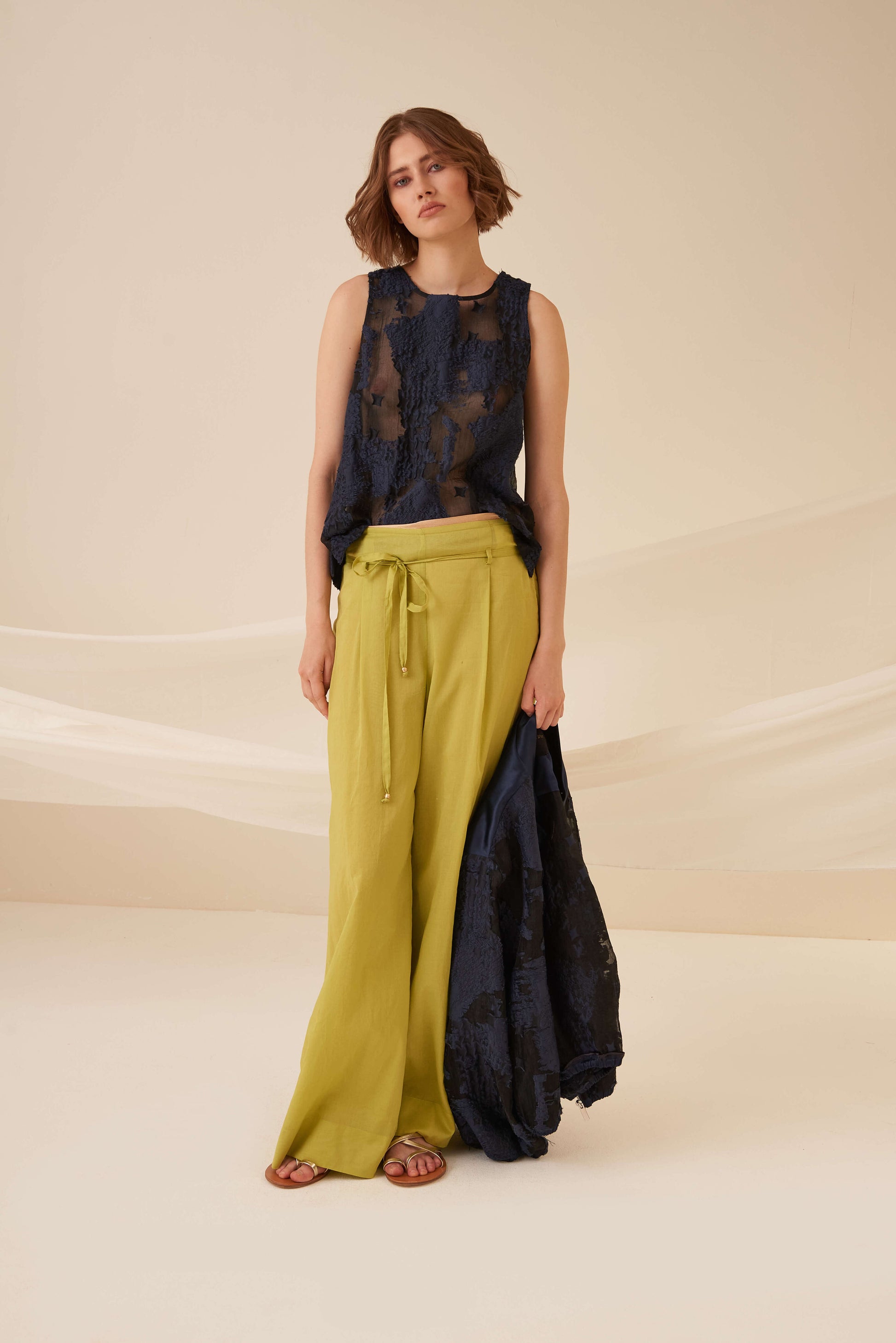 Pantalone con gamba ampia