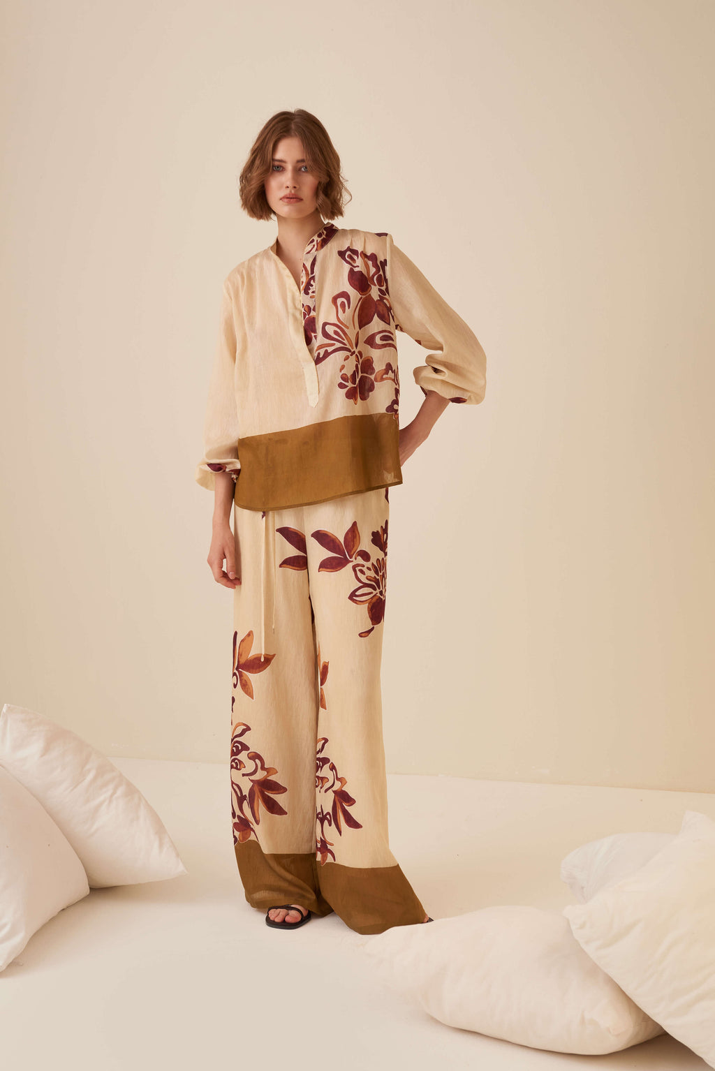 Pantalone ampio con fantasia floreale