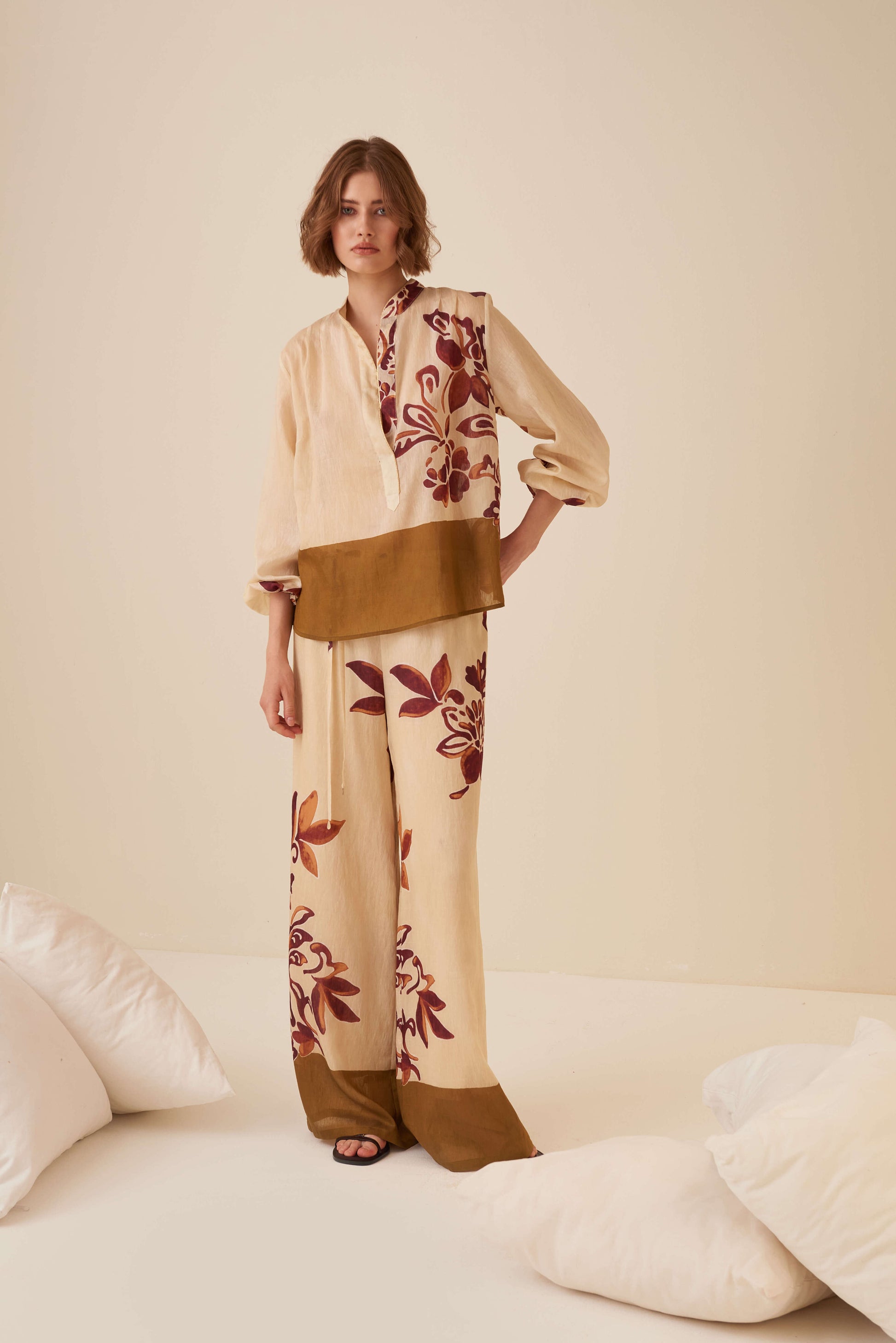 Pantalone ampio con fantasia floreale