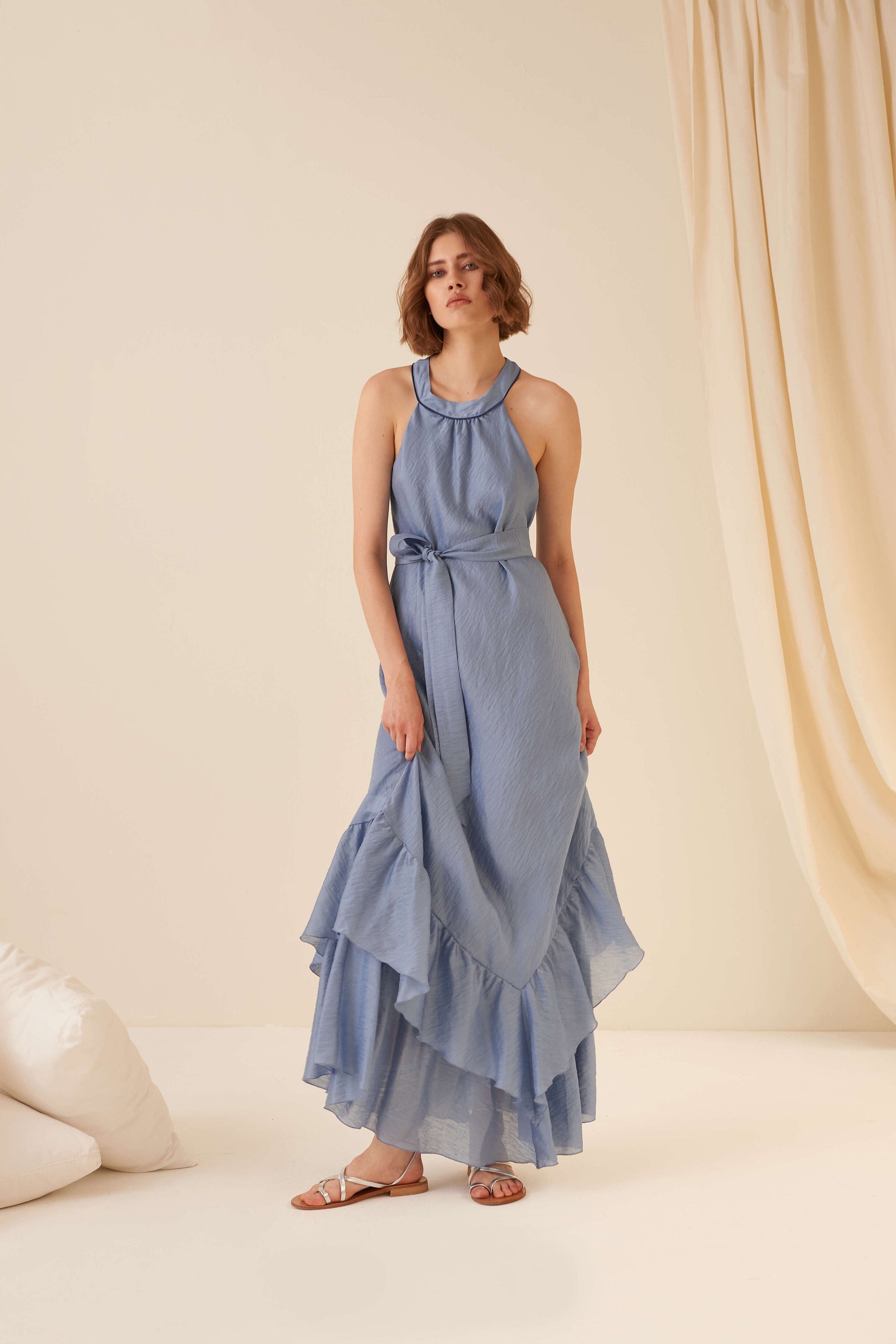 Abito lungo con scollo all'americana