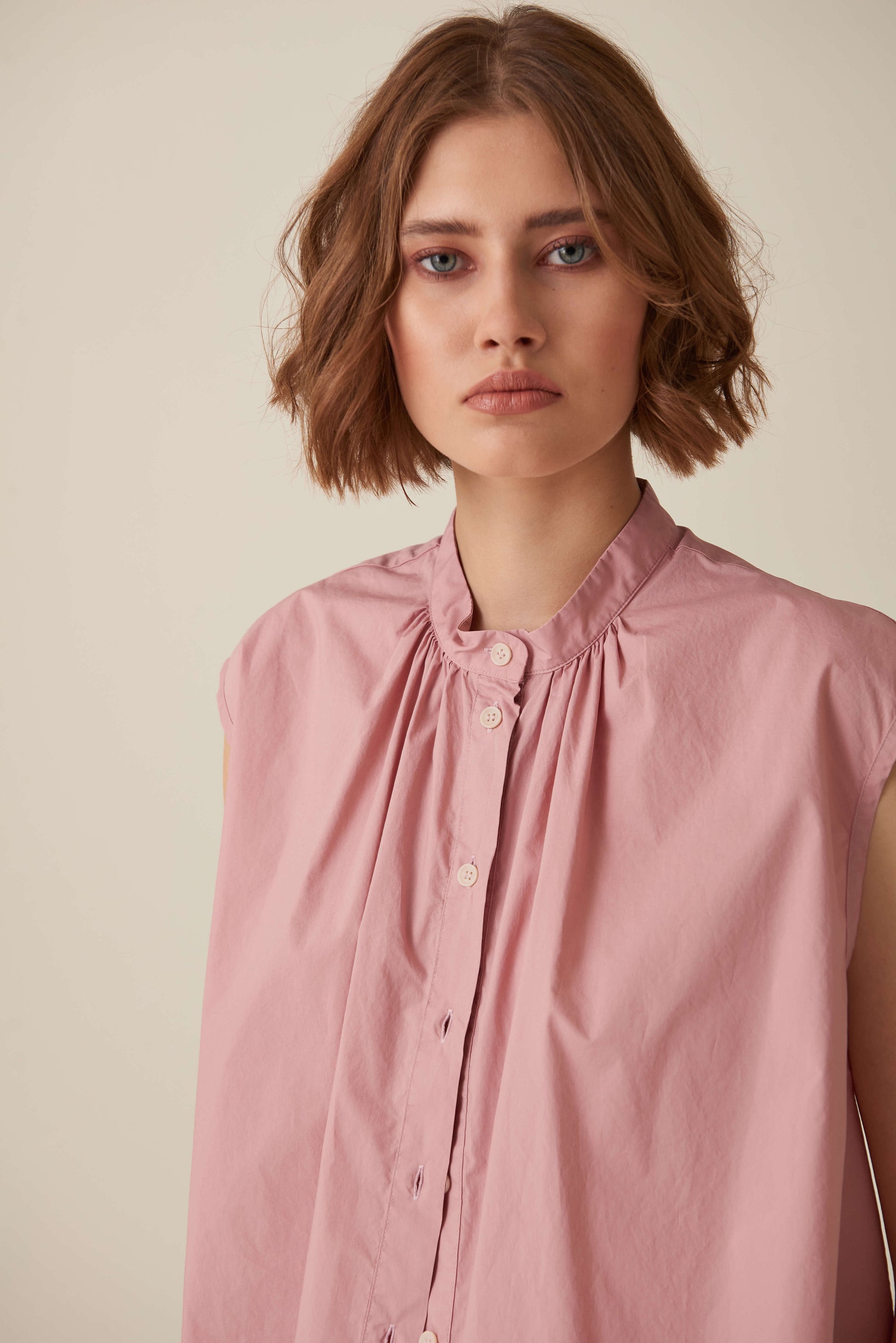 Camicia smanicata in tela paracadute