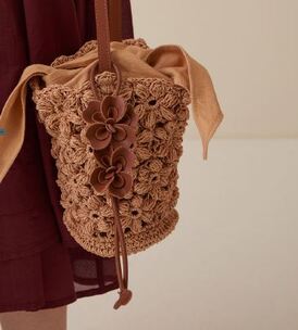 Borsa a tracolla in rafia con fantasia floreale