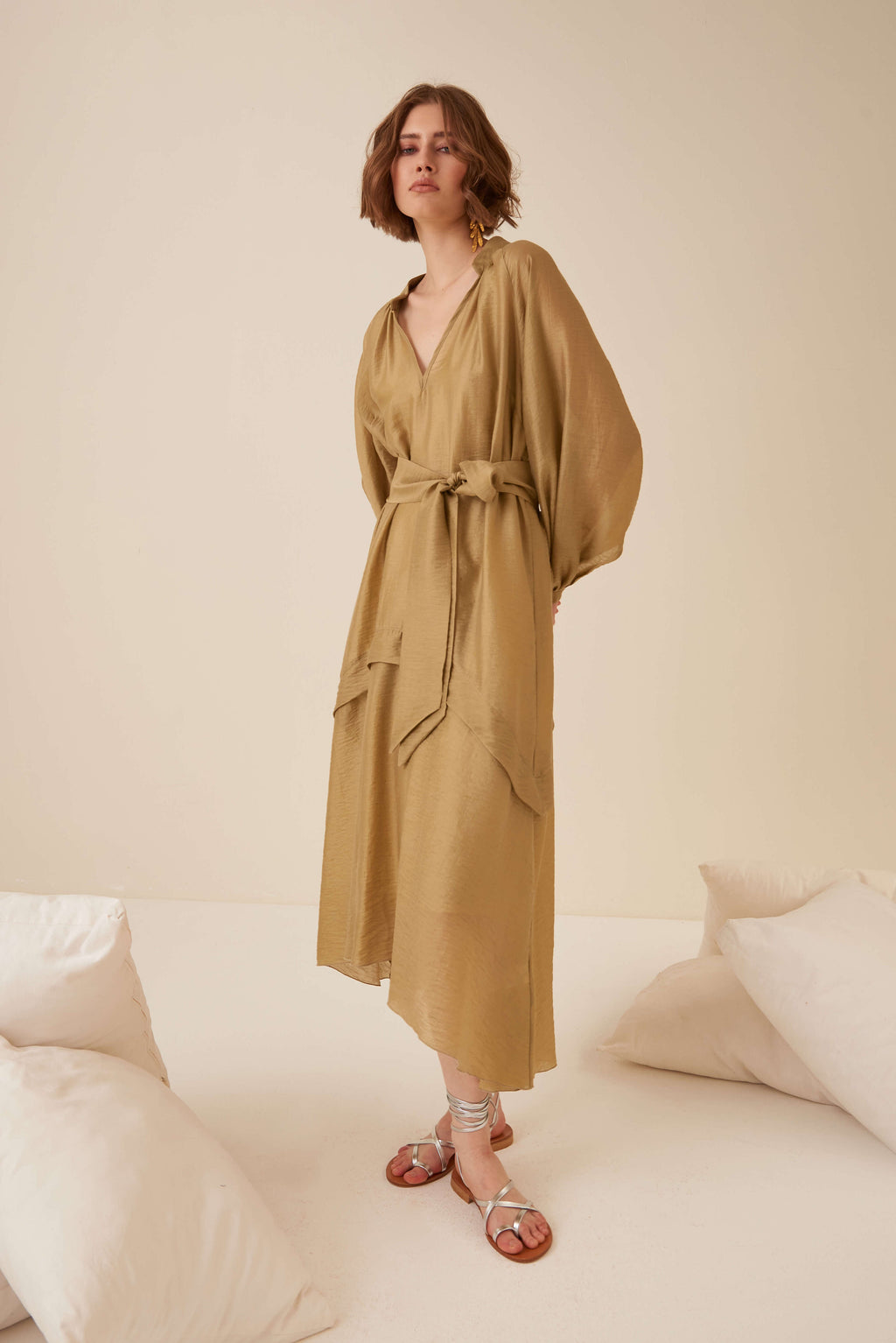 Abito lungo con collo alla coreana