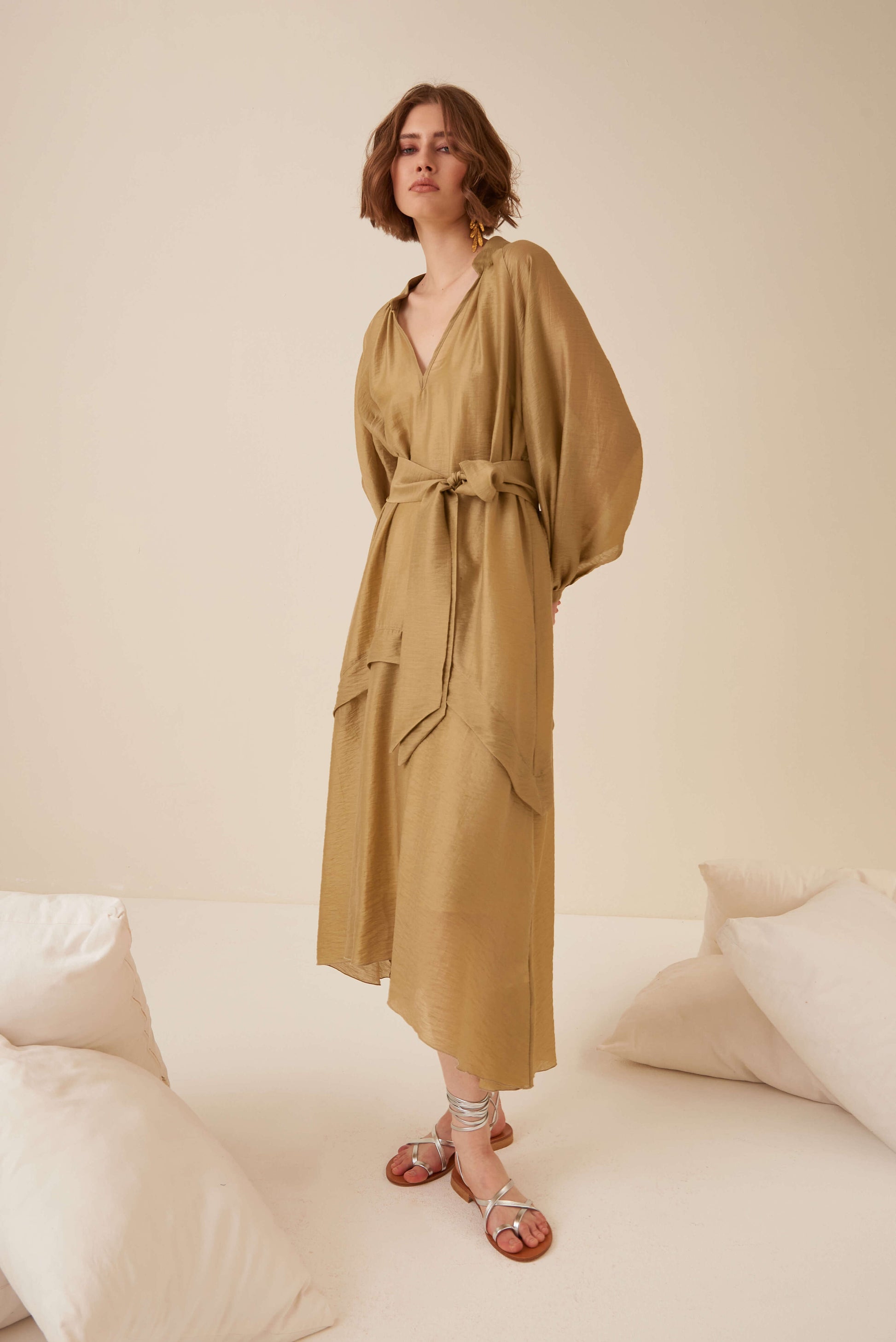 Abito lungo con collo alla coreana