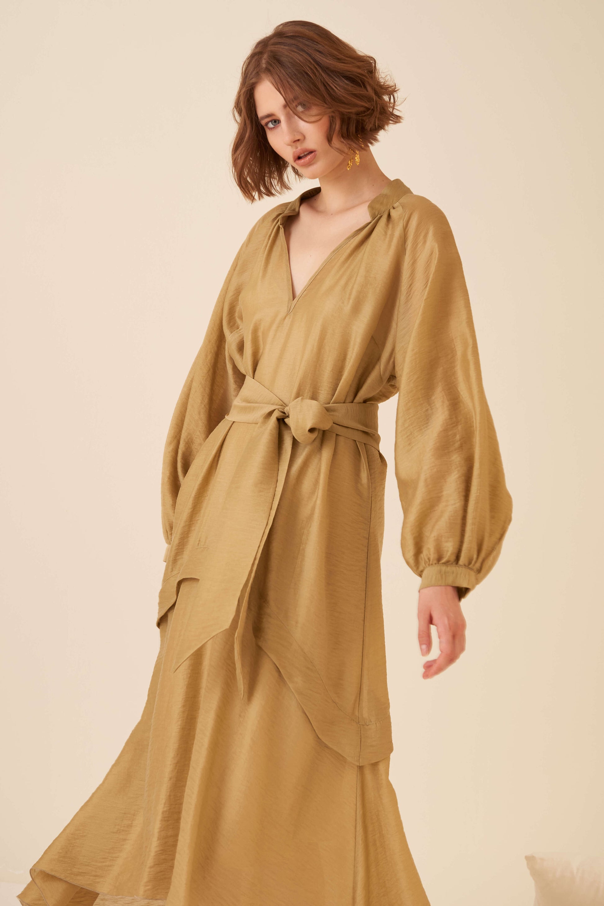 Abito lungo con collo alla coreana