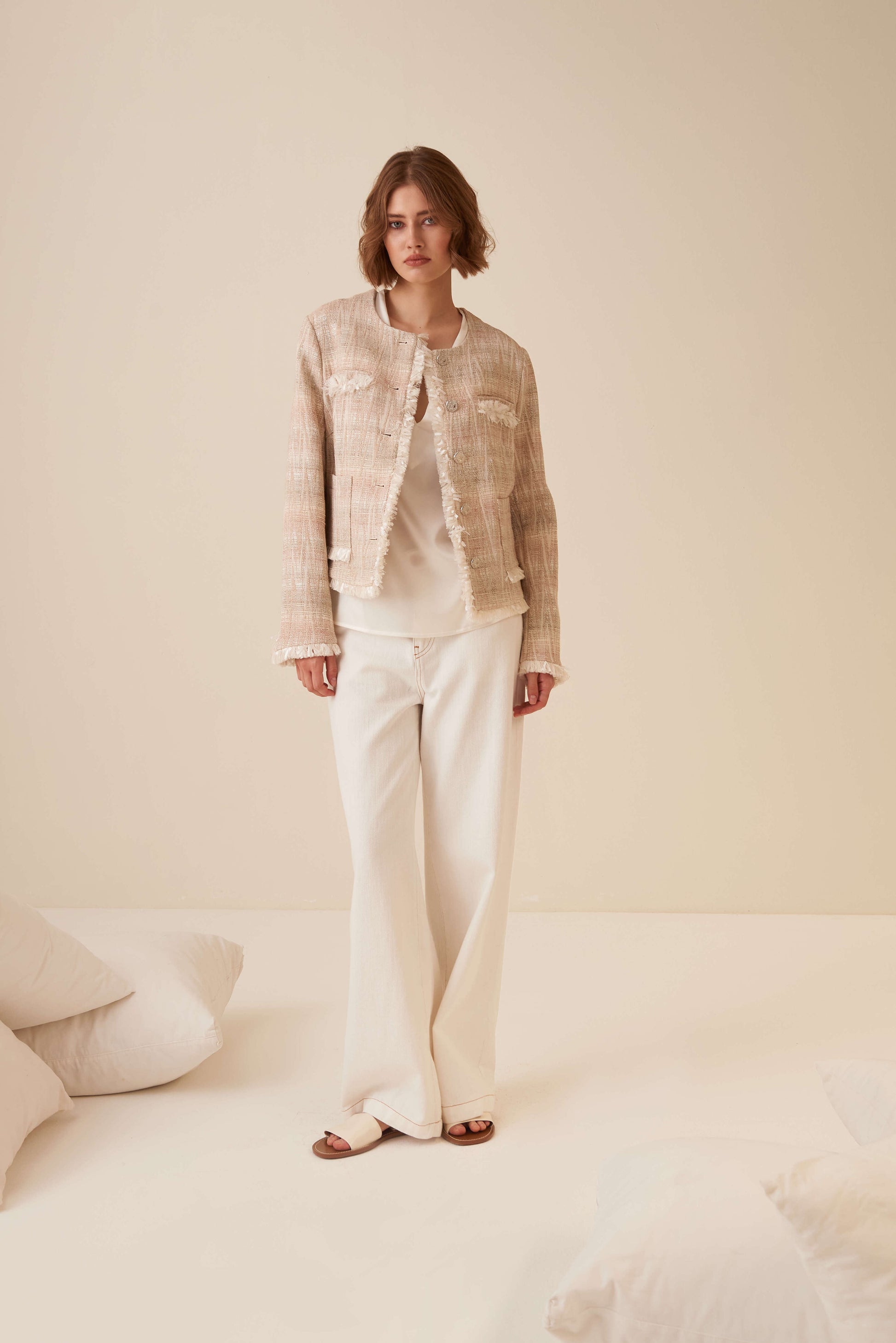 jeans con ribattiture a contrasto