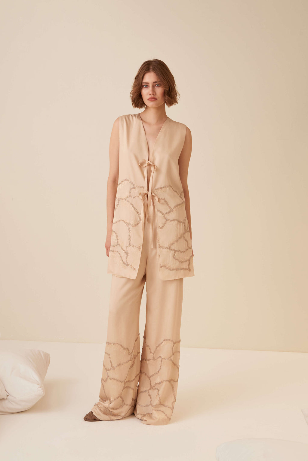 Pantalone a palazzo con ricami piazzati
