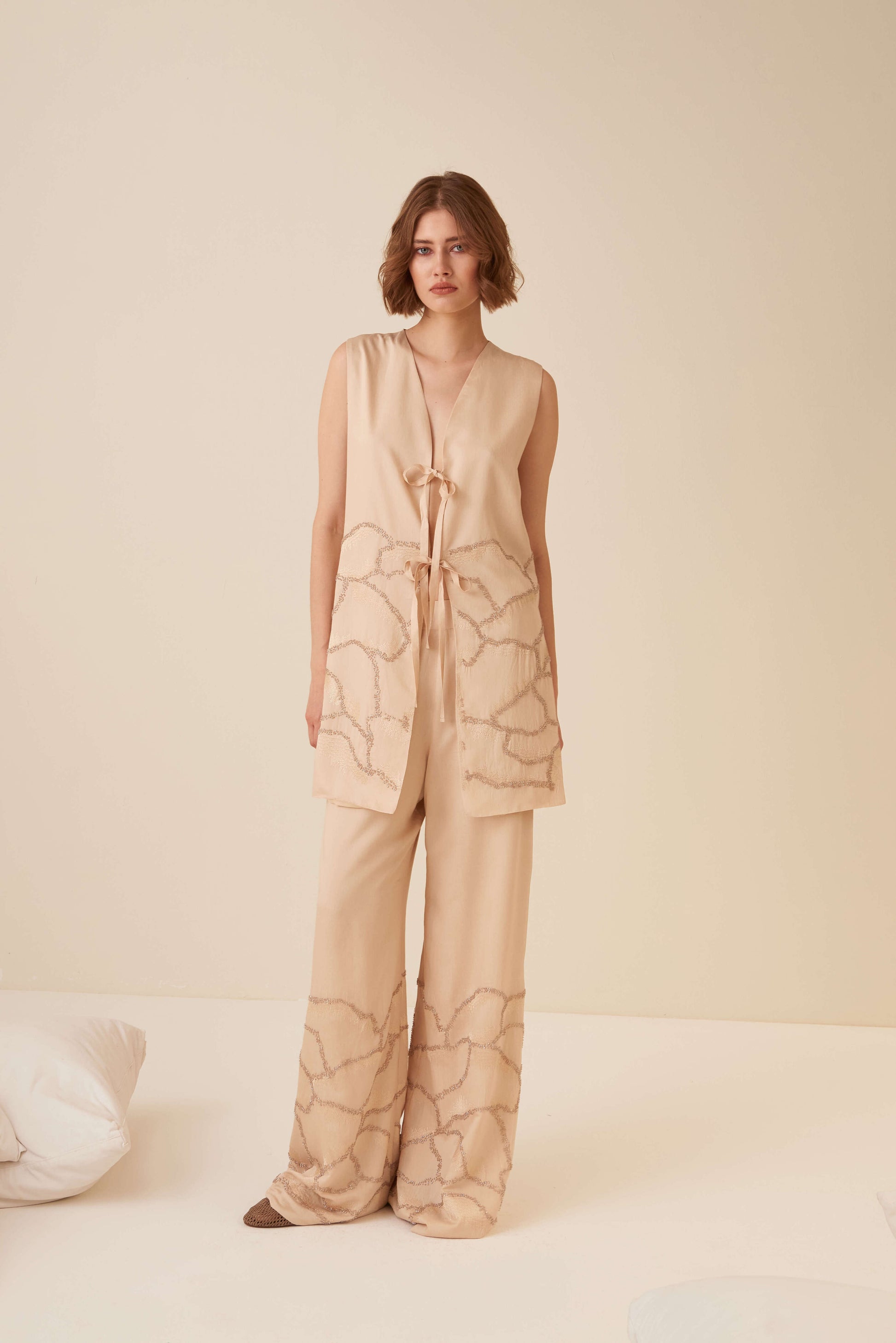 Pantalone a palazzo con ricami piazzati