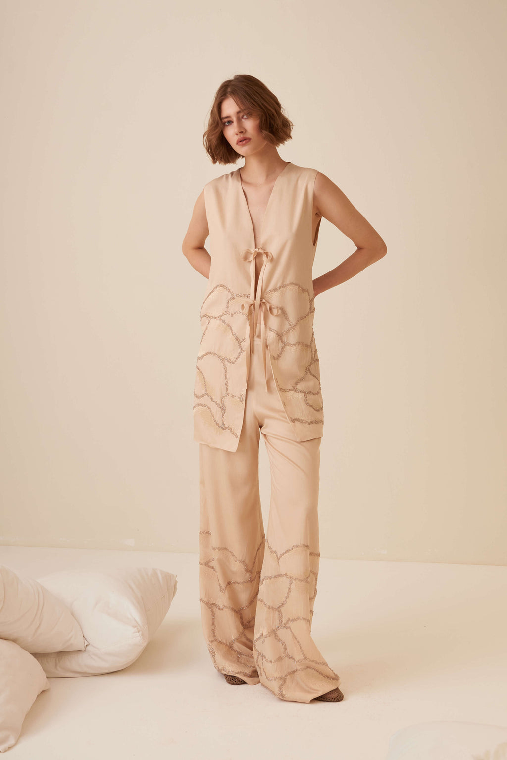 Pantalone a palazzo con ricami piazzati