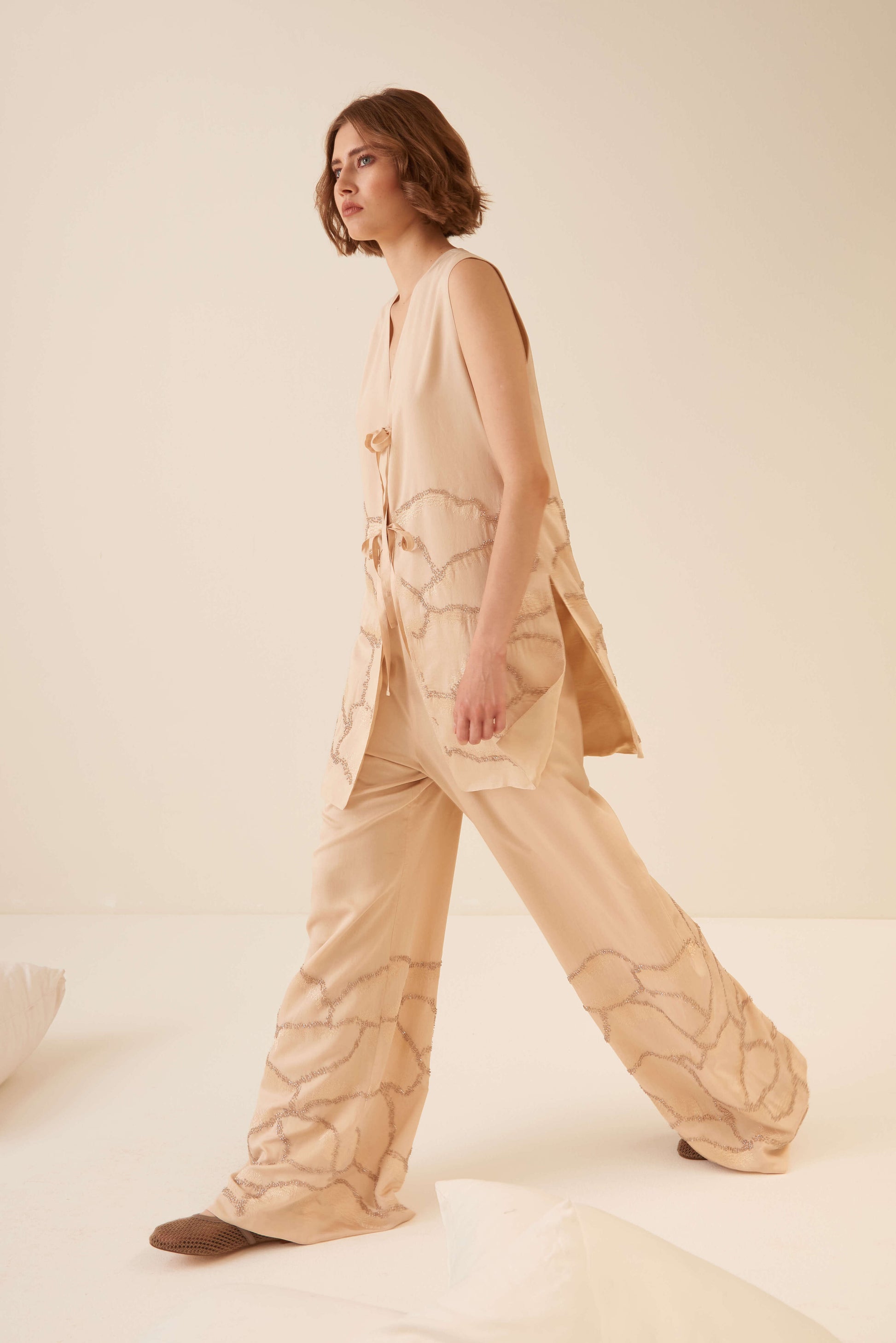 Pantalone a palazzo con ricami piazzati