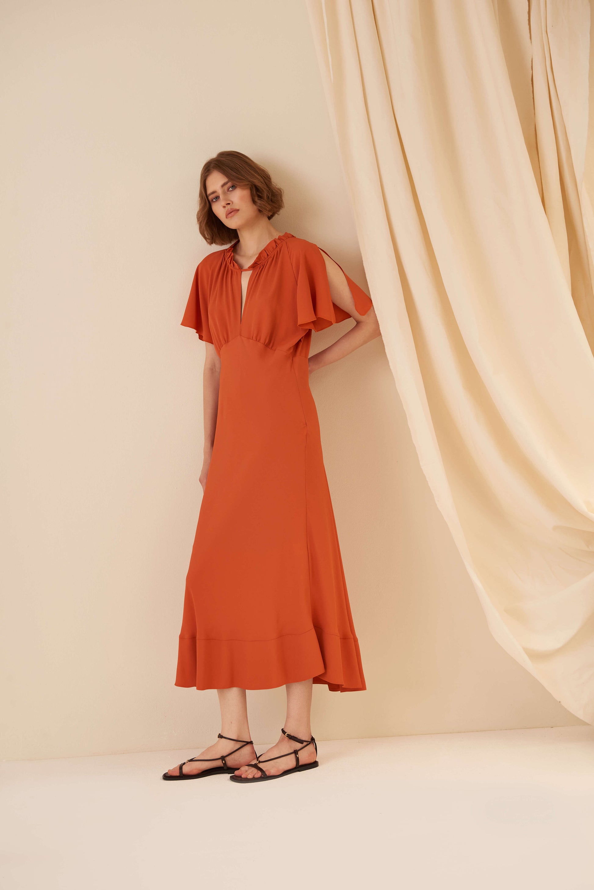 Abito lungo con maniche a farfalla