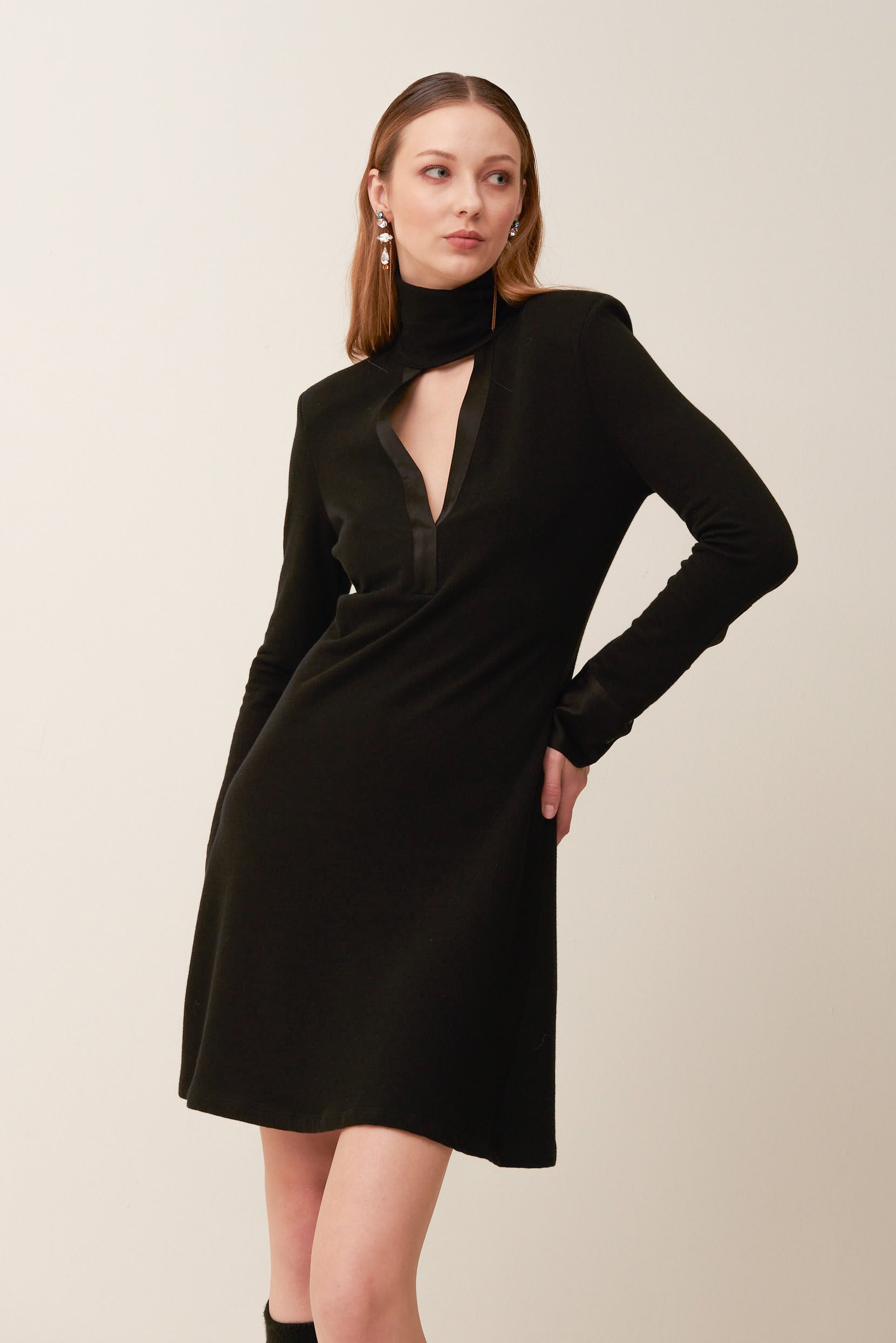Abito corto in maglia scollo cut out