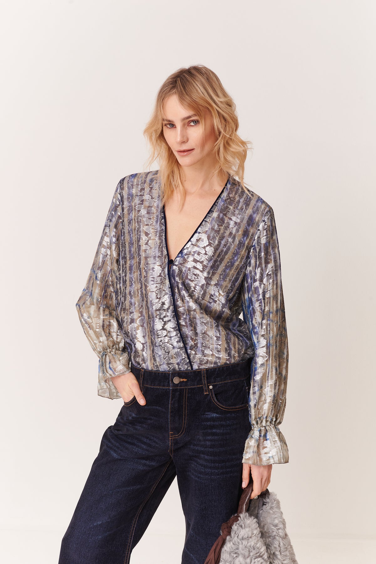 Blusa incrociata con piping di velluto in Jacquard Seta Lurex