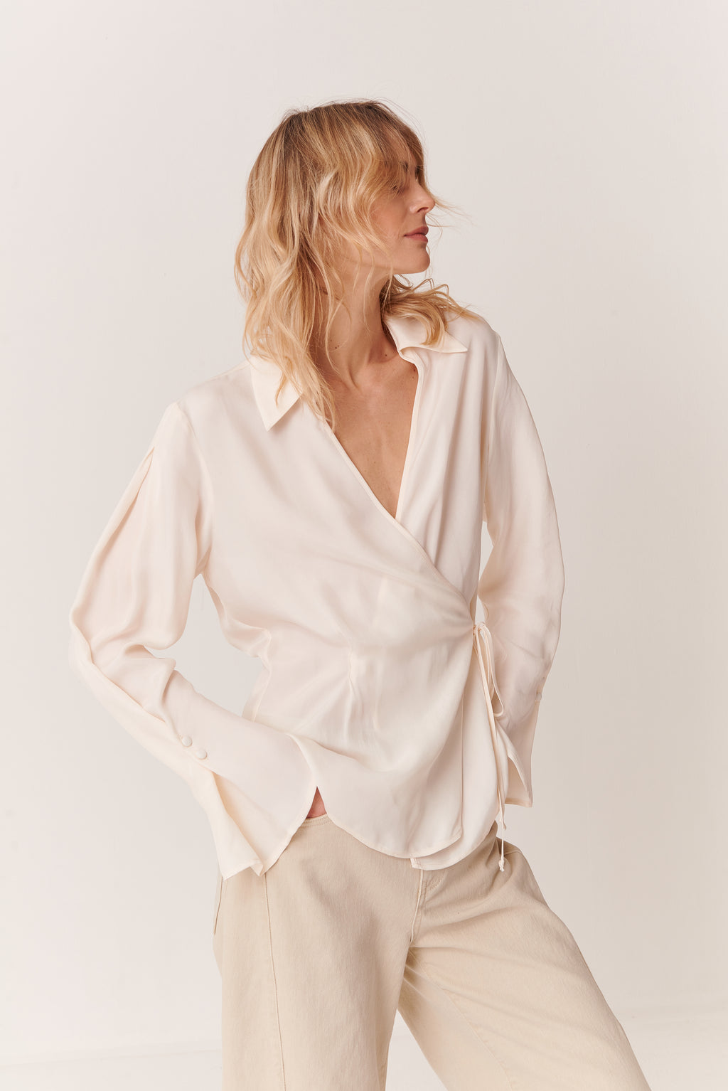 Blusa a portafoglio con collo camicia in Misto Cupro
