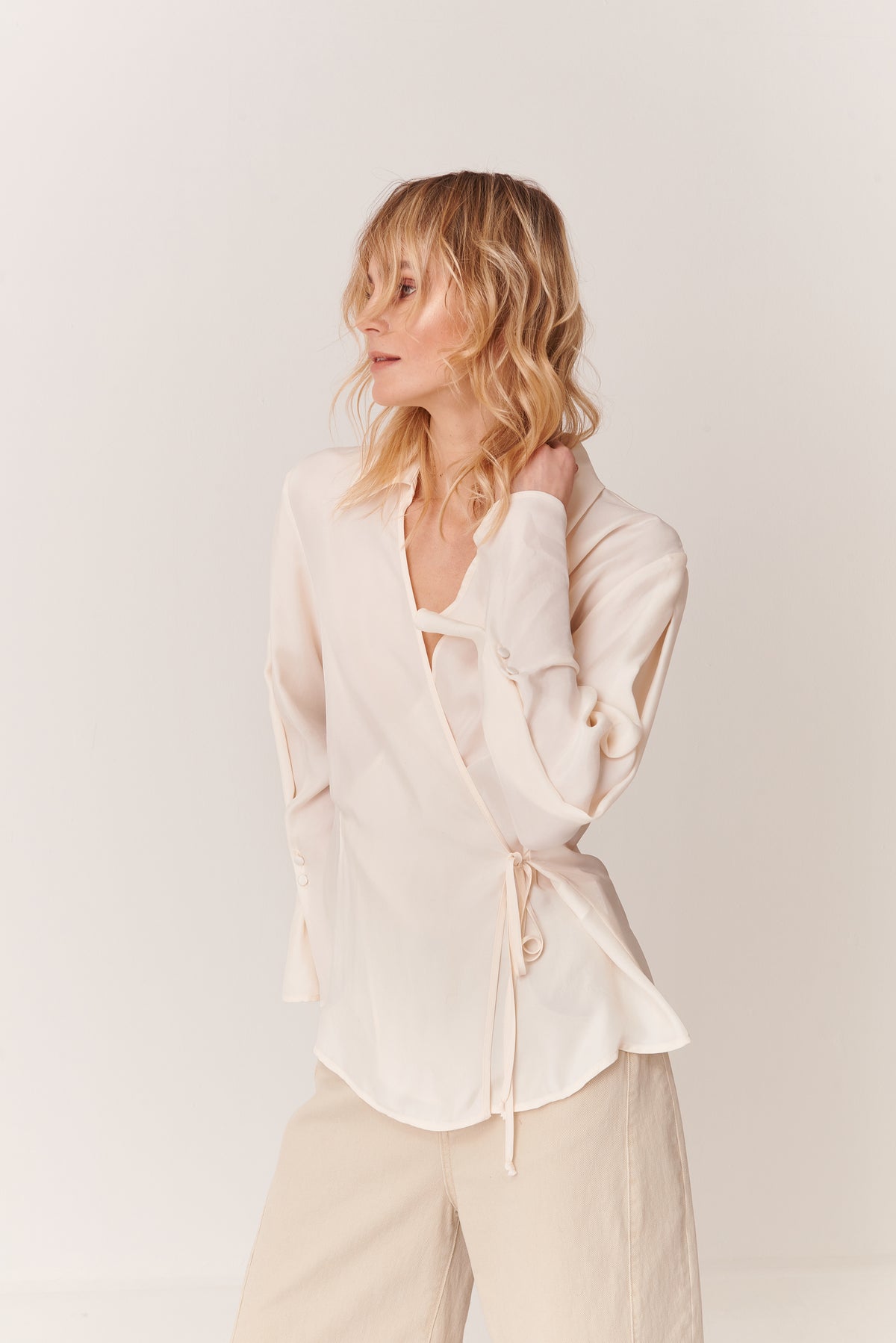 Blusa a portafoglio con collo camicia in Misto Cupro