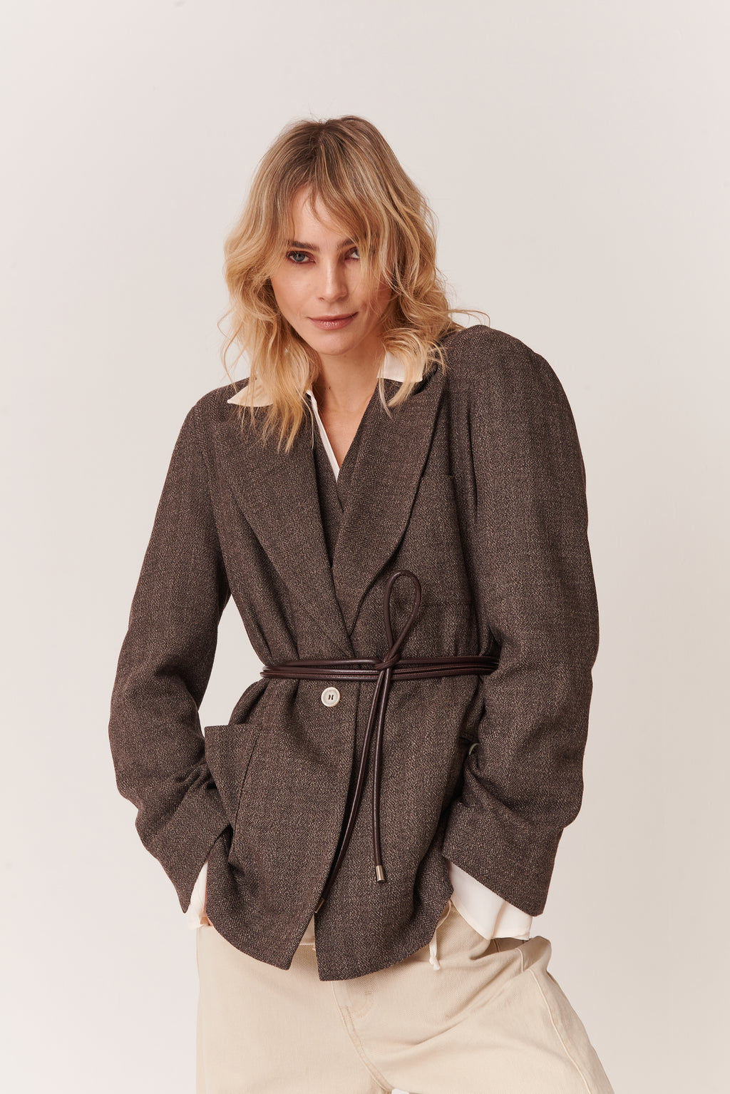 Giacca morbida destrutturata in Tweed Sale e Pepe con tasche a toppa e cintura in pelle