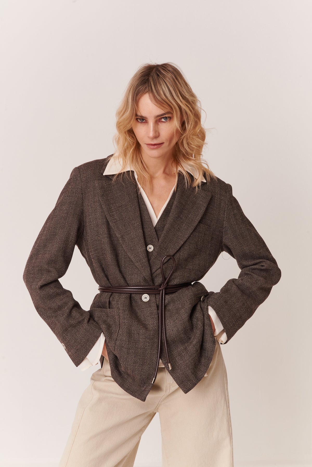 Giacca morbida destrutturata in Tweed Sale e Pepe con tasche a toppa e cintura in pelle