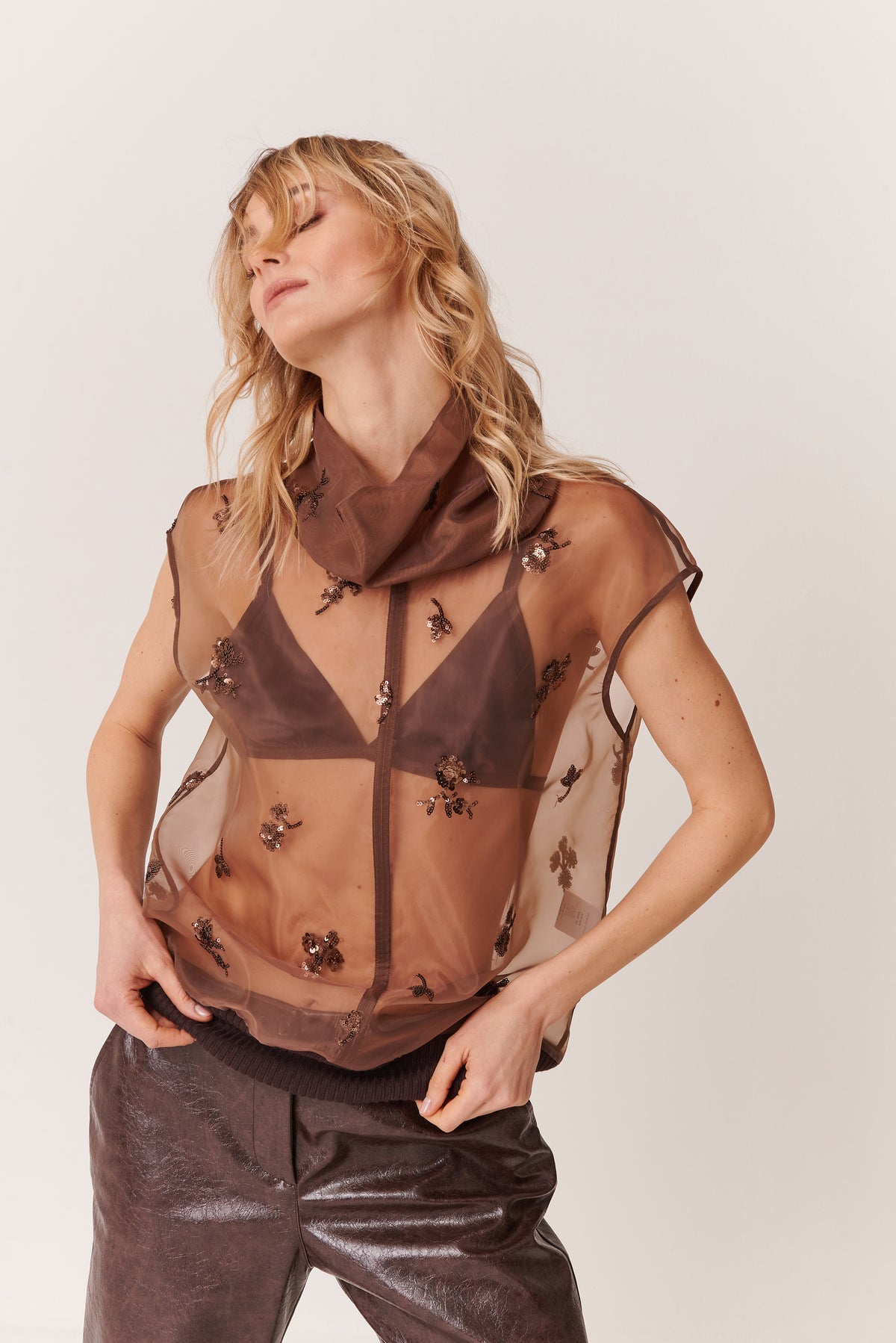 Top smanicato con costina in Organza Ricamata