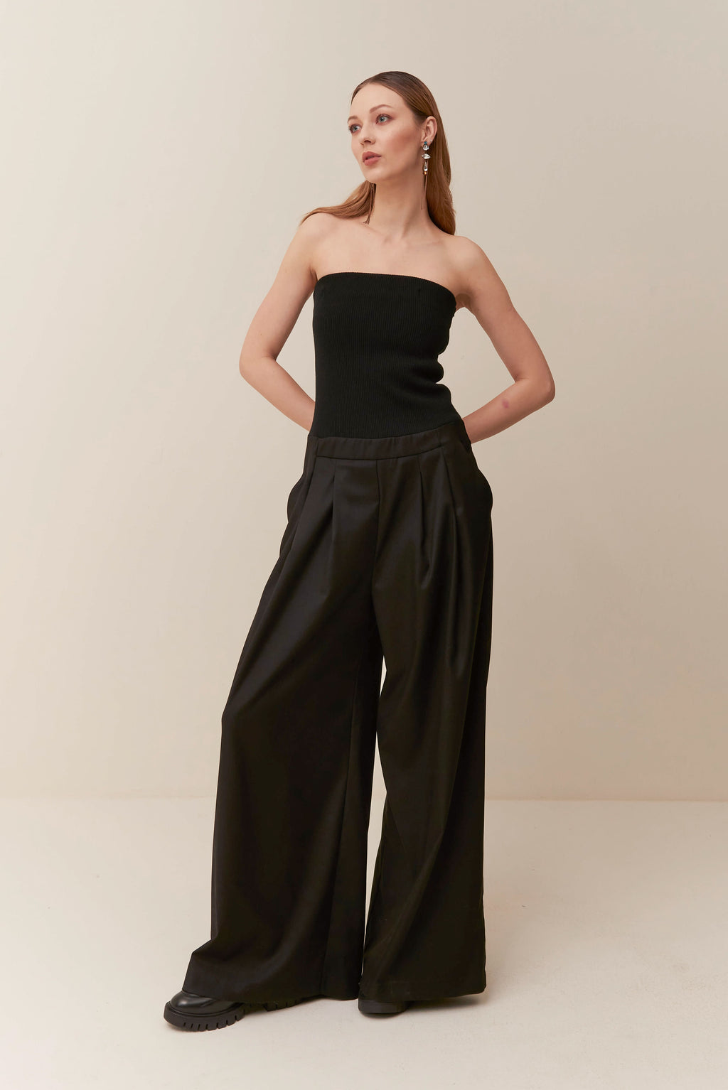 Tuta a bustier stretch e pantalone palazzo