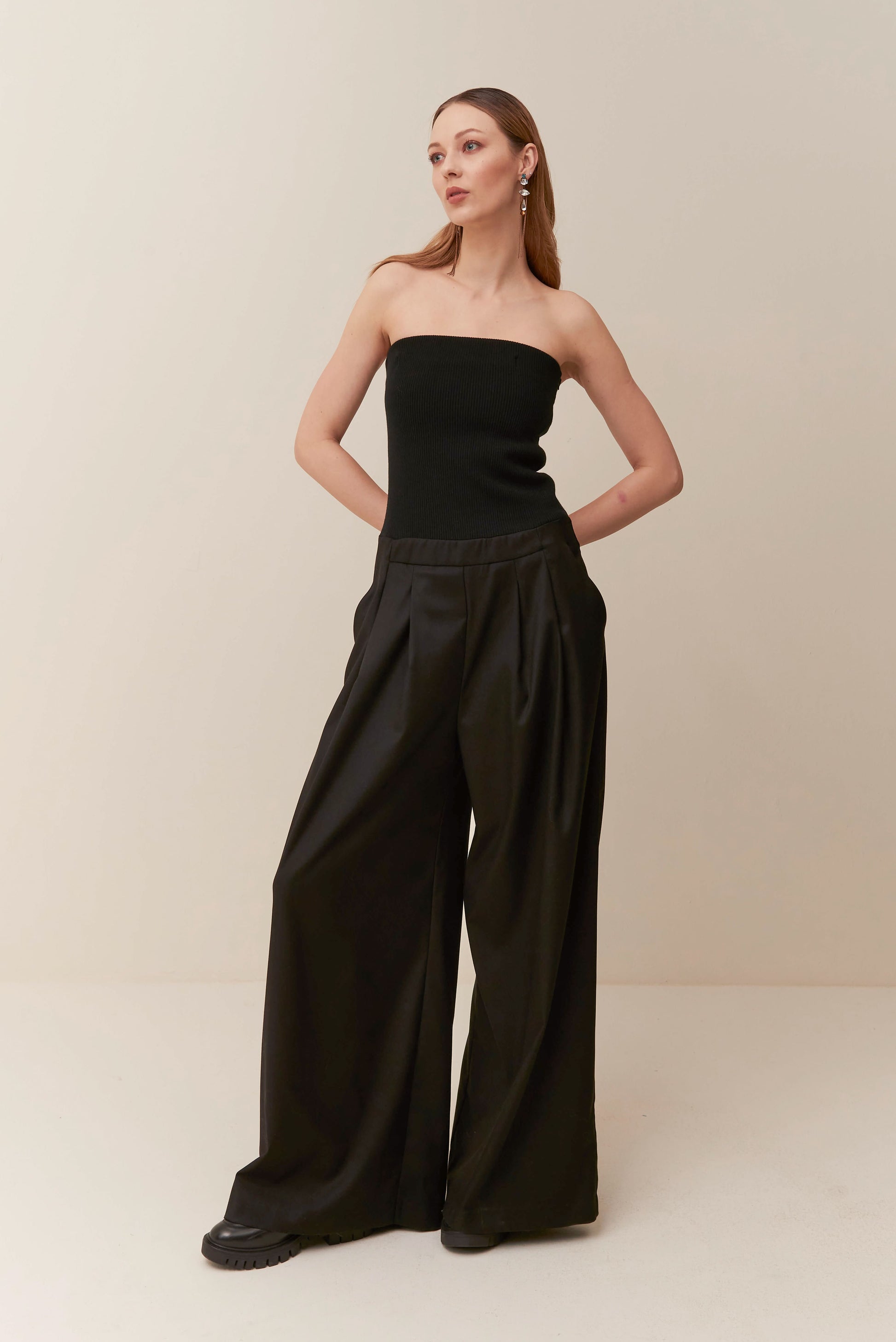 Tuta a bustier stretch e pantalone palazzo
