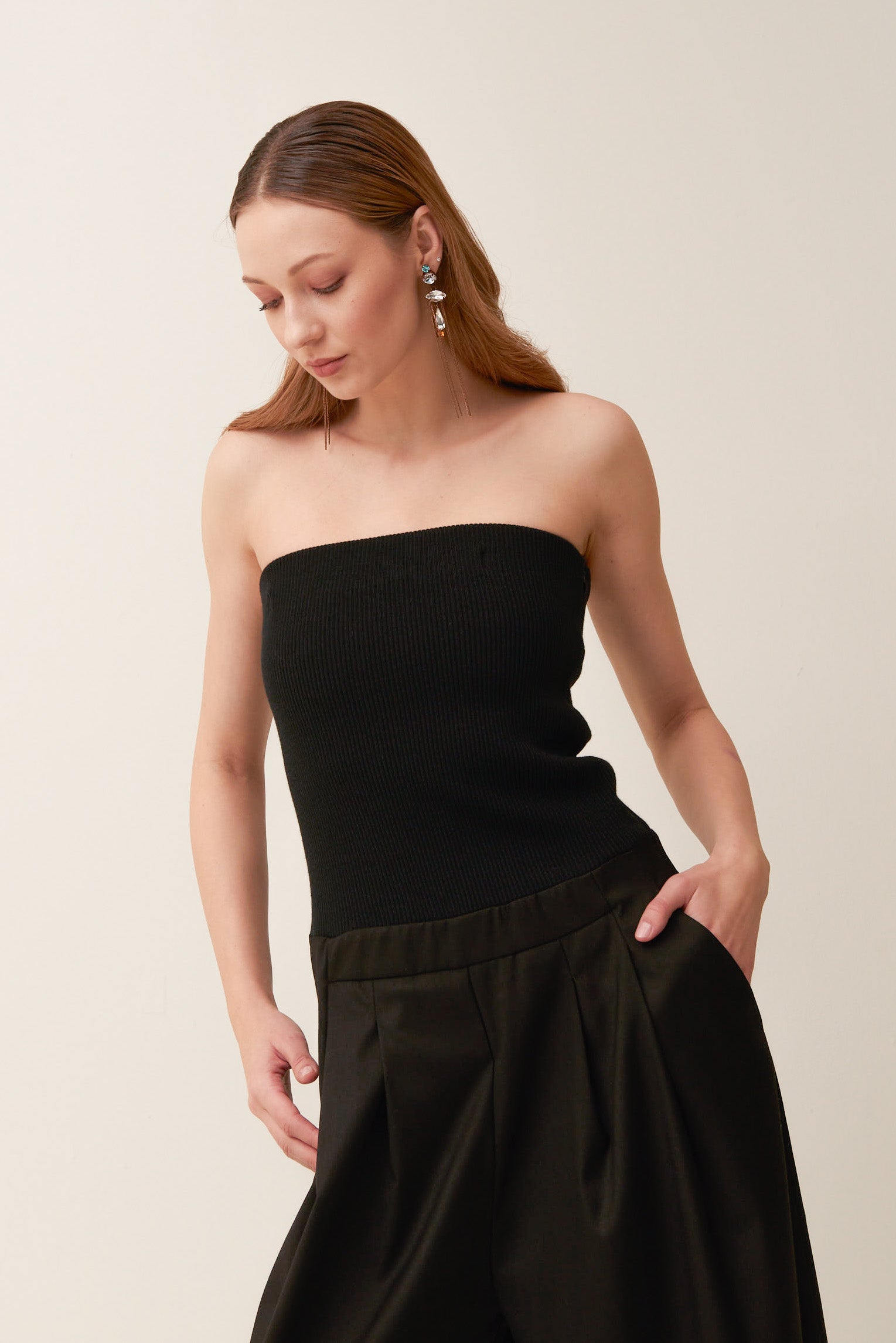 Tuta a bustier stretch e pantalone palazzo