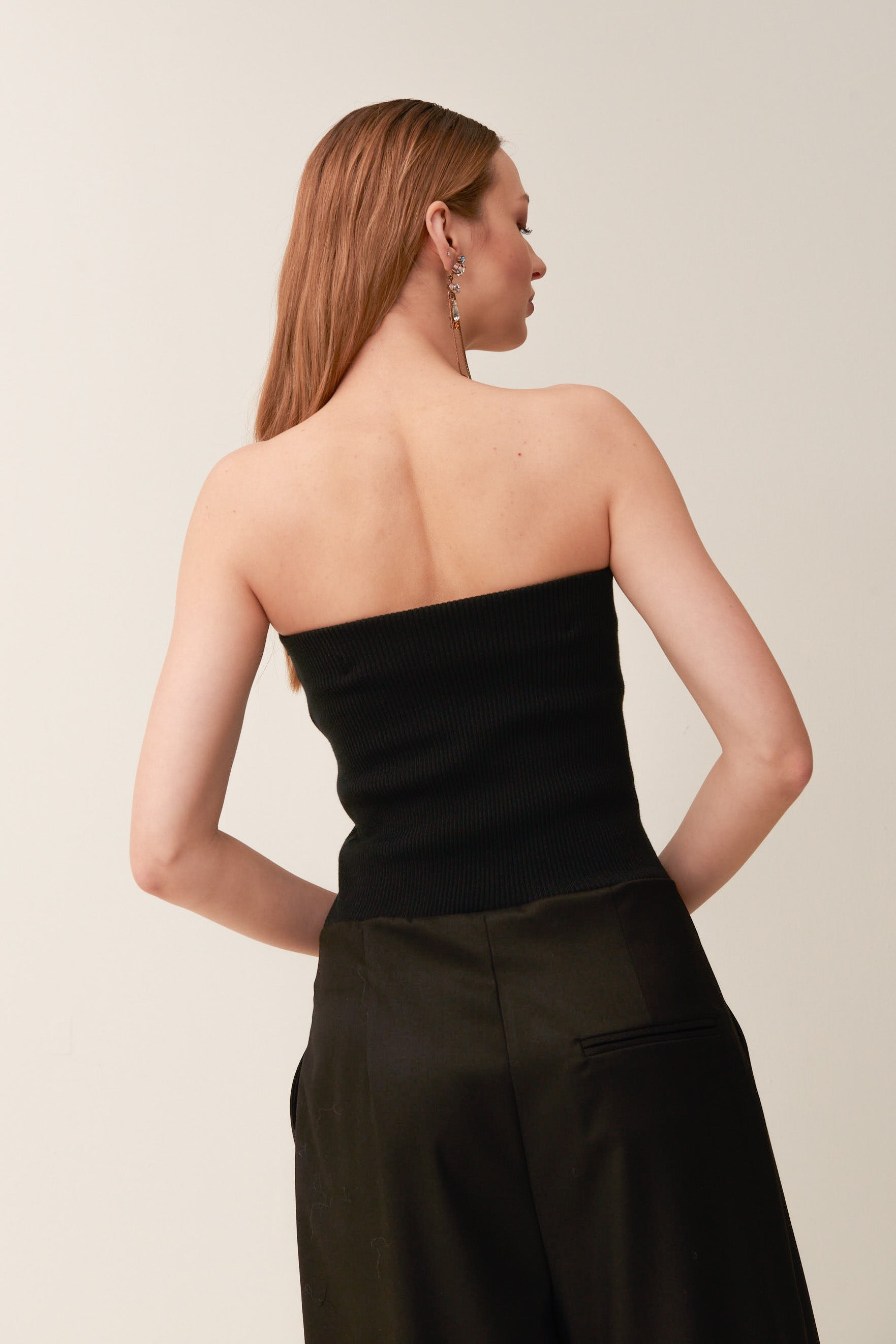 Tuta a bustier stretch e pantalone palazzo